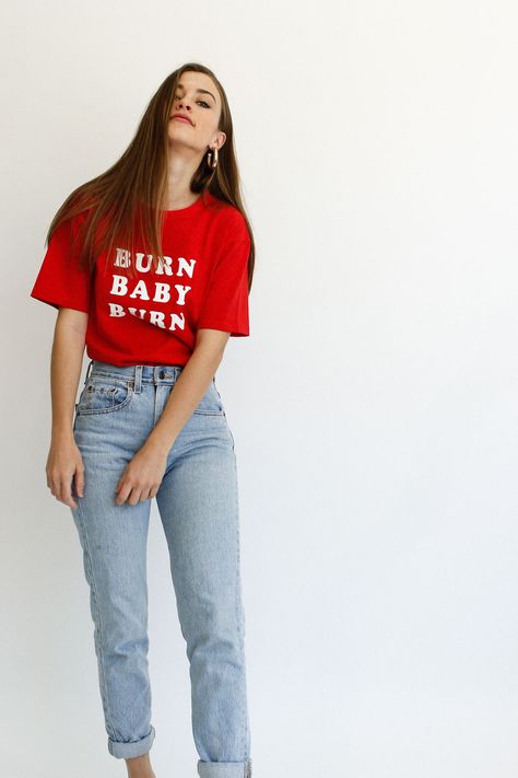 Red Shirt And Jeans Outfit Casual, Jeans Tshirt Women, Red Tshirt Outfit Casual, Red Graphic Tee Outfit, Red Shirt Outfits Women Casual, Red Tshirt Outfit Women, Boyfriend Tee Outfit, Red Tee Outfit, Red T Shirt Outfit