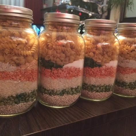 Soups In A Jar, Dry Soup Mix Recipes, Homemade Soup Mix, Mason Jar Soup, Jar Food Gifts, Jar Soup, Mason Jar Gifts Recipes, Mason Jar Mixes, Meals In Jars