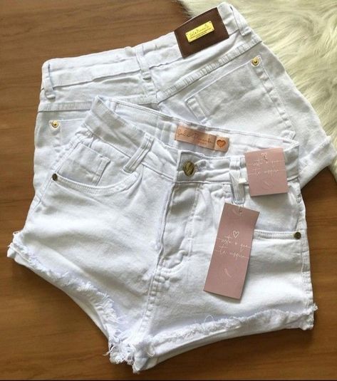 Short branco, short curtinho, mandraka Stylish Outfits Casual, Cute Nike Outfits, Clueless Outfits, Causual Outfits, Cute Comfy Outfits, Short Jeans, Simple Trendy Outfits, Denim Jacket Women, Clothing Hacks