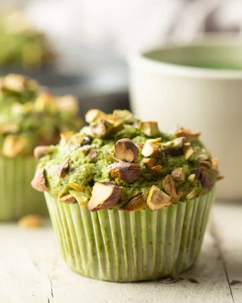 Vegan Pistachio Muffins, Green Tea Muffins, Matcha Pistachio, Matcha Bread, Matcha Dessert Recipes, Matcha Muffins, Matcha Cupcakes, Vegan Pistachio, Matcha Baking