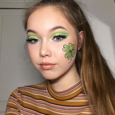 Saint Patrick's Day Makeup Ideas, Traditional Irish Makeup, St Pattys Makeup Ideas, Clover Makeup, St Patrick Makeup, Saint Patrick’s Make Up, Irish Face Paint, Irish Makeup Looks, Saint Patrick Makeup