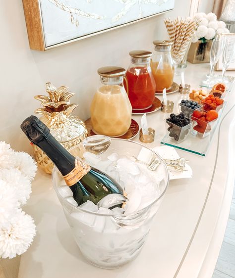 Bridal Suite Mimosa Bar, Mimosa Bar Aesthetic, Winter Mimosa Bar, Mimosa Bar Set Up, Fall Mimosa Bar, Mimosa Bar Ideas, Fall Mimosa, Mimosa Bar Wedding, Beverage Station Party