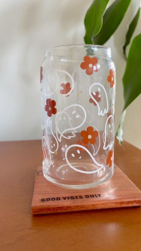 Halloween Cup Ideas, Glass Cup Ideas, Beer Glass Design, Vinyl On Glass, Glass Tumbler Design, Vinyle Cricut, Cricut Cups, Halloween Jars, Wine Glass Painting