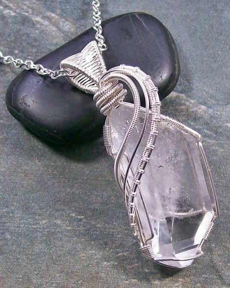 Silver Wire Wrapped Pendant, Wire Wrapped Stone Jewelry, Wire Jewelery, Wire Wrap Jewelry Designs, Wire Wrapped Jewelry Tutorials, Diy Jewelry Inspiration, Wire Jewelry Designs, Wire Wrapping Crystals, Wire Wrapping Stones