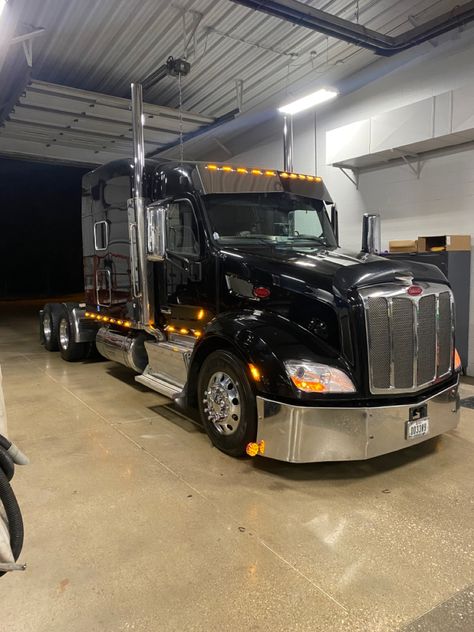 Peterbilt 579 Custom Trucks, Trucks For Sell, Peterbilt 579, Truck Life, Quote Islam, Custom Big Rigs, Trucking Life, New Photo Download, Big Rig Trucks