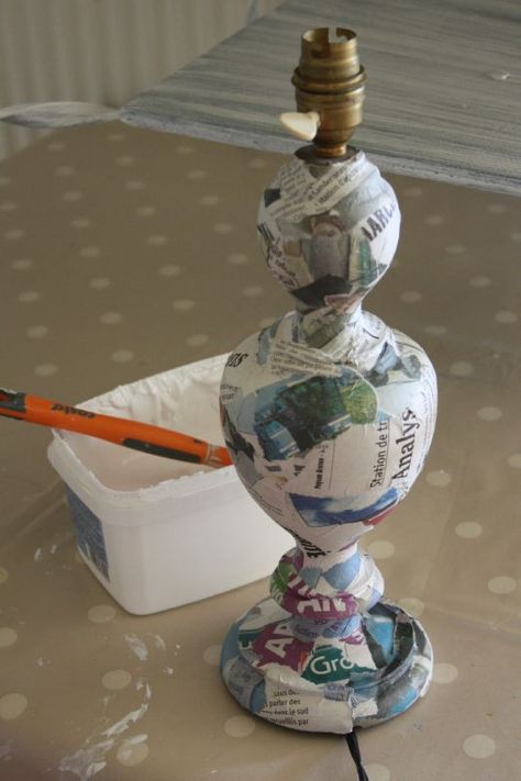 Customiser un pied de lampe en papier mâché. Atelier ludique et facile à reproduire pour personnaliser toutes sortes de meubles et d'objets de décoration. Diy Lamp Makeover, Mod Podge Crafts, Lampshade Makeover, Lamp Makeover, Diy Lampe, Shabby Chic Lamps, Vase Crafts, Diy Bottle Crafts, Diy Lamp Shade