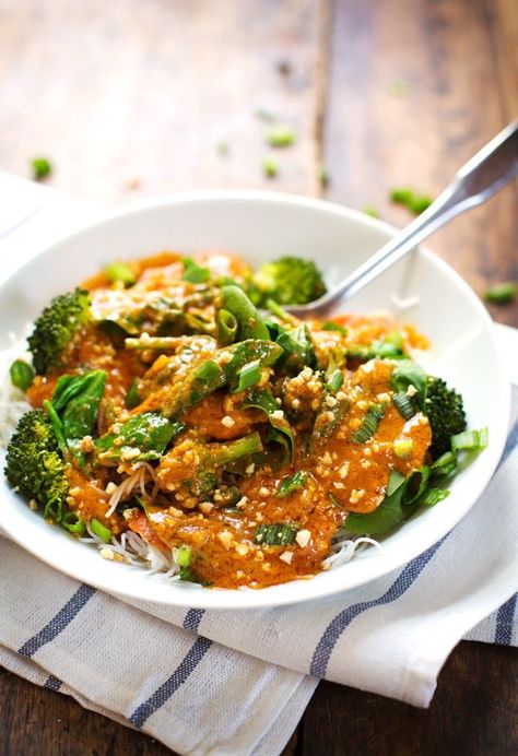 Red Thai Curry Sauce - Thai sauce for rice, vegetables, noodles, or basically anything. | pinchofyum.com Thai Mat, Thai Curry Sauce, Red Thai Curry, Red Curry Sauce, Smoothies Vegan, Pinch Of Yum, Red Thai, Sauce For Rice, Thai Curry