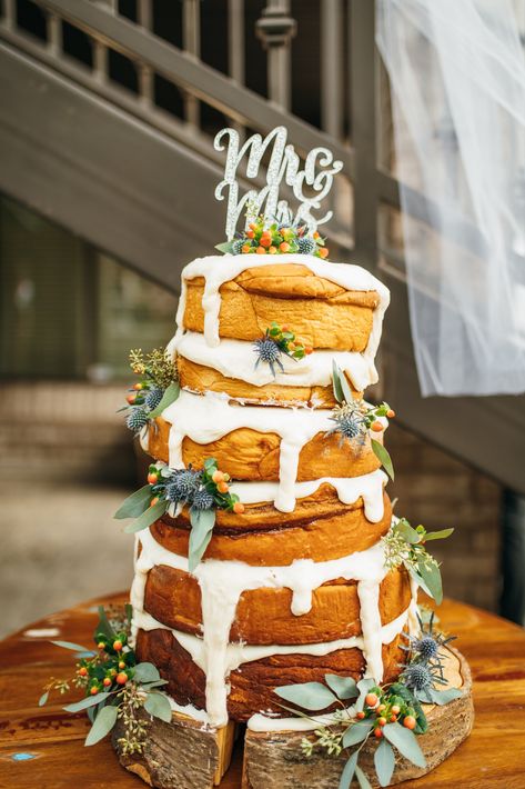 Cinnamon roll wedding cake Cinnamon Roll Wedding, Giant Cinnamon Rolls, Alternative Wedding Cakes, Bun Wedding, Cake Alternatives, Wedding Cake Alternatives, Traditional Wedding Cake, Wedding Cake Recipe, Wedding Organizer