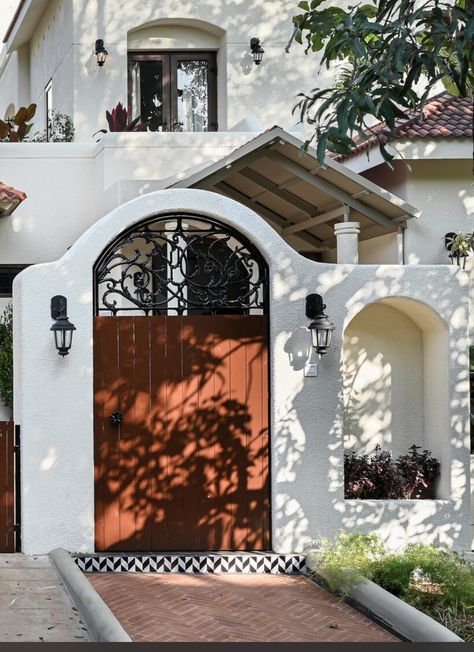 Spanish Backyard Ideas Hacienda Style, Spanish Gate Design, Spanish Style Gates Entrance, Home Exterior Ideas Indian, Spanish Entrance, Spanish Gate, Spanish Style Front Door, Hacienda Interior, Hacienda Interior Design