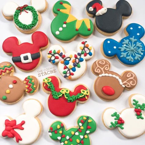 The Cookie Stache 🍪〰 on Instagram: “The magical world of Christmas ❤️ #thecookiestache #disney #disneychristmas #mickeymouse #mickey #disneymickey #christmas #christmascookies” Mickey Christmas Cookies, Easy Christmas Cookies Decorating, Cookie Drawing, Chocolate Dipped Marshmallows, Mickey Mouse Cookies, Disney Cookies, Christmas Cookies Easy, Sugar Cookie Designs, Mickey Christmas