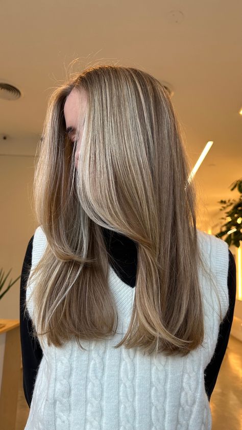 Dark Blonde Hair Babylights, Baby Highlights Dirty Blonde Hair, Dark Blonde Face Framing Highlights, Neutral Blonde Babylights, Blonde Balayage Blowout, Baby Lights Dirty Blonde Hair, Dark Blonde With Face Framing Highlights, Babylights On Dirty Blonde Hair, Natural Blonde Babylights