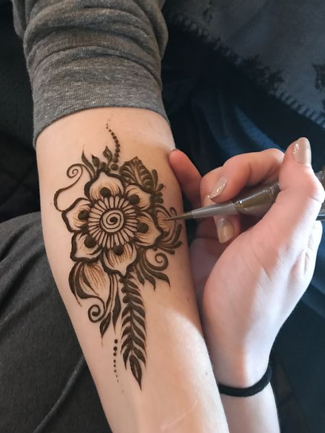 I made my own henna cones! Design inspired by @gopihenna on instagram Henna Tattoo Arm, Cool Henna Tattoos, Henna Tattoo Designs Arm, Henne Tattoo, Tattoo Lotus, Henna Style Tattoos, Jagua Henna, Tattoos Infinity, Tato Henna