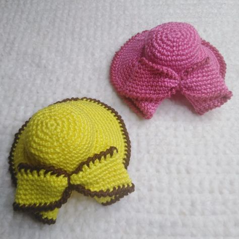 Crochet Barbie hat Crochet Barbie Hat, Crochet Barbie Hats Free Pattern, Barbie Hat Patterns, Barbie Crochet Patterns, Crochet Doll Hat, Cute Crochet Hat, Crochet Barbie Patterns, Accessoires Barbie, Barbie Knitting Patterns