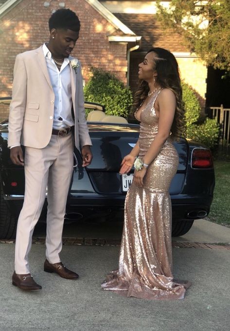 Prom Color Ideas, Prom Outfits For Couples, Gold Prom Suit, Prom Dress Colors, Prom Couples Outfits, Nude Prom Dresses, Rose Gold Prom Dress, Sleeveless Prom Dress, Champagne Prom Dress