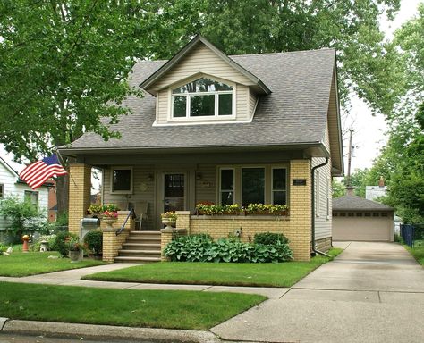 1980s Home Exterior, 2000s House Exterior, Early 2000s House, 2000s House, American House Design, Town Inspiration, 90s House, Project House, House Items