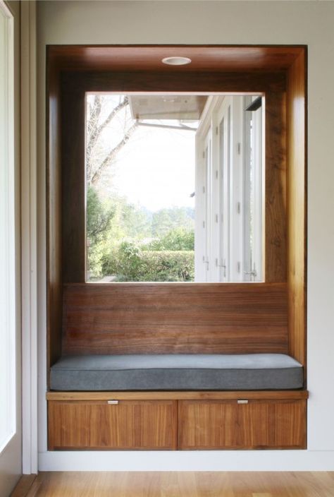 Wooden seating niche! Amazing Mudrooms, Modern Window Seat, Modern Bay Window, Welcoming Entryway, Bay Window Seat, Window Seat Design, Modern Entry, Mudroom Design, Window Benches