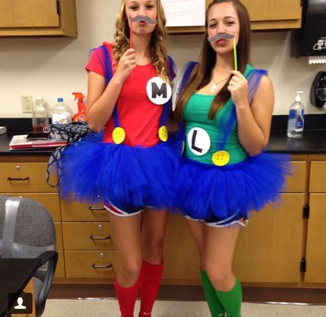 Mario and Luigi for our twin day costume, stolen from Pinterest of course :) Mario And Luigi Costumes, Mario And Luigi Halloween, Costumes For Besties, Halloween Costumes For Besties, Luigi Halloween Costume, Luigi Costume, Mario Y Luigi, Mario Costume, Twin Day