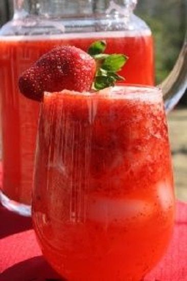 STRAWBERRY LEMONADE VODKA PUNCH * easy and inexpensive alcoholic drink for a crowd * Limeade Punch, Punch Party, Glace Fruit, Drinks Vodka, Vodka Punch, Strawberry Limeade, Lemonade Punch, Alcoholic Punch, Scentsy Party