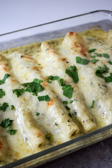 Sour Cream Chicken Enchiladas, Cream Chicken Enchiladas, Cream Chicken, Sour Cream Chicken, Hispanic Food, Enchilada Recipes, Mexican Food Recipes Authentic, Chicken Enchiladas, Mexican Dishes