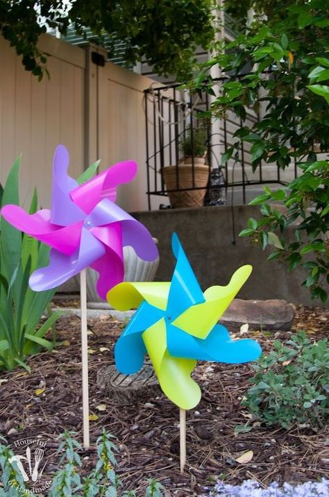 easy diy giant outdoor pinwheels, crafts, gardening, outdoor living Giant Pinwheel, Diy Pinwheel, Garden Crafts For Kids, Gardening Crafts, Whimsical Garden Art, Fun Arts And Crafts, Diy Outdoor Decor, Garden Art Sculptures Diy, Garden Art Projects