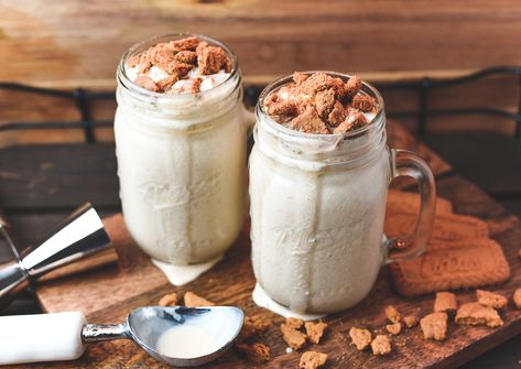 Biscoff & Cream Boozy Milkshake Biscoff Cream, Christmas Snack Recipes, Boozy Shakes, Bad News Bears, Cookie Milkshake, Coconut Milkshake, Homemade Milkshake, Milkshake Recipe Easy, Sweet Dessert Recipes