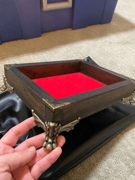 Dnd Dice Tray Design, Diy Dnd Dice Tray, Dice Box Ideas, Dnd Dice Box Diy, Dice Tray Diy, Dice Box Diy, Diy Dice Tray, Dice Display, Dnd Decor