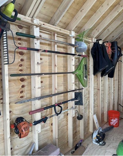 Shelves Shed, Diy Shed Storage, Shed Organization Ideas Diy, Small Shed Organization Ideas, Garden Tool Storage Diy, Shed Shelving Ideas, Storage Shed Organization Ideas, Garden Shed Organization, Storage Shed Ideas