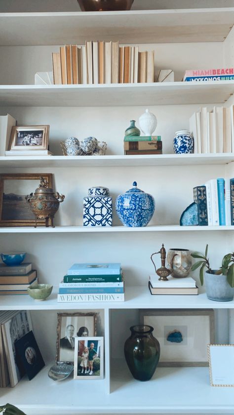 Nancy Meyers Shelf Decor, Camille Alexandra Interiors, Nancy Meyers Bookshelves, Nancy Meyers Office Aesthetic, Nancy Meyers Decor, Nancy Meyers Bedroom Aesthetic, Nancy Meyers Home Aesthetic, Nancy Myers Homes, Nancy Meyers Aesthetic