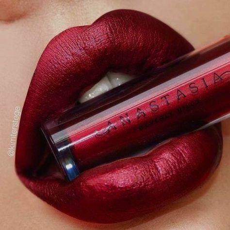 Lips Beautiful Lipstick, Lip Gloss Colors, Different Hair Colors, Best Lipsticks, Lips Shades, Makeup Tricks, How To Apply Lipstick, Trendy Makeup, Lip Art