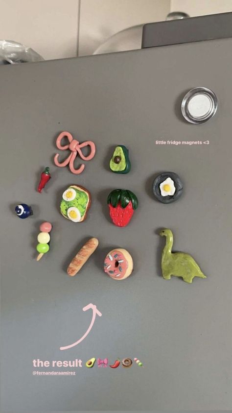 Diy Small Clay Crafts, Colored Clay Ideas, Clay Refrigerator Magnets, Homemade Magnets, Magnet Diy, Polymer Clay Magnet, Easy Clay Sculptures, Diy Magnets, Clay Magnets