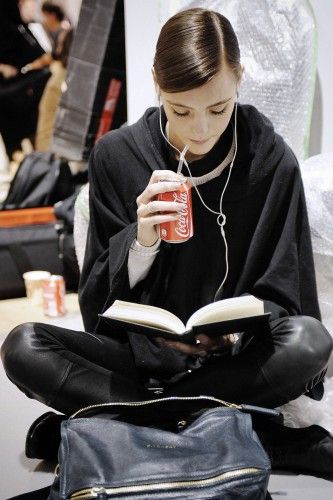 Backstage At Dior's Fall '12 Dior Backstage, Girl Reading Book, Models Backstage, Jane Eyre, Poses References, Woman Reading, Reading A Book, Skyfall, Quentin Tarantino