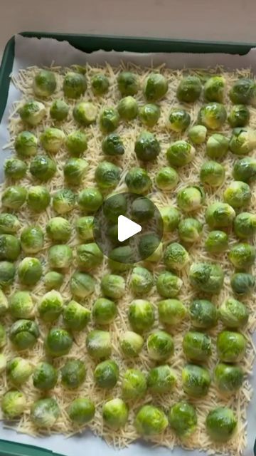 Brussel Sprout Chips, Roasted Brussels Sprouts Recipe, Crispy Brussels Sprouts, Zucchini Aubergine, Sprouts Recipe, Olive Oil Garlic, Roasted Brussels Sprouts, Dinner Desserts, Sprout Recipes