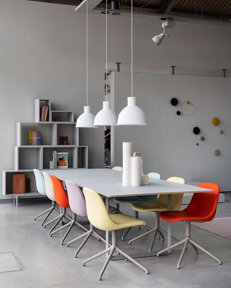 Colorful Office Design, Chairs Comfy, Comfy Office Chair, Office Space Inspiration, Small Office Design Interior, Comfy Office, Office Space Decor, Home Workspace, Creative Office Space