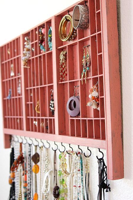 It's about time we start using vertical organization for jewelry instead of horizontal organizers! 20 Insanely Clever Organization & Storage Tricks:  Purchase an old typesetting tray (or if you’re a letterpress nerd like we are, use one of your own) and refinish the wood with a sealer. Hang it on your wall to use as an accessory organizer. (Tonya Staab) Jewelry Storage Diy, Jewelry Organizer Diy, Loft Design, Blogger Tips, Blog Planner, Type Setting, Diy Schmuck, Jewelry Organizer, Jewelry Holder