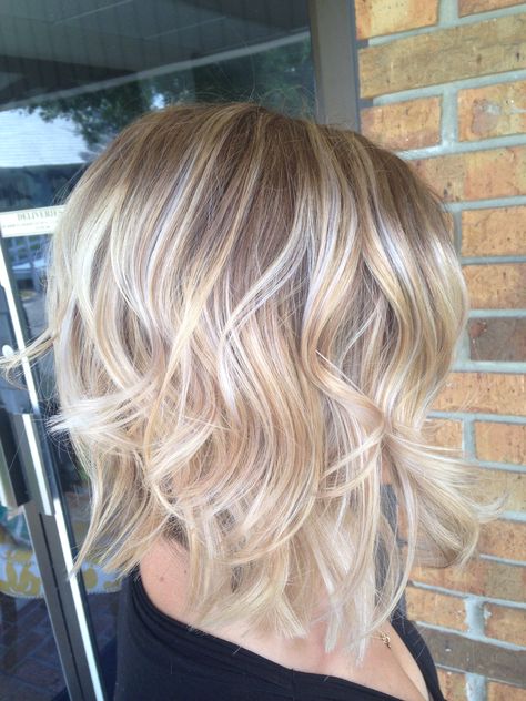 Nice light blonde highlights on brown. Delicate regrowth. Kort Bob, Layered Haircuts For Women, Layered Cut, Modern Haircuts, Short Layered Haircuts, Bob Hair, Hair Coloring, Haircuts For Fine Hair, Cool Haircuts