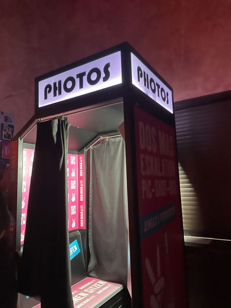 #retro #hannover #germany #deutschland #pink #photobooth Pink Photobooth, Retro Photobooth, Retro Photo Booth, Ball Themes, Photobooth Background, Photo Boots, Glam House, Hannover Germany, Halloween Photo Booth