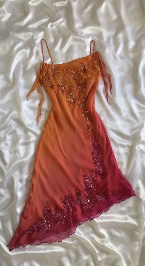 Beautiful Orange Dresses, Fire Fairy Outfit, Red And Orange Outfit, Orange Dress Aesthetic, Red Dress Jewelry, 2000s Party Dress, 2000s Dresses, Estilo Hippie, Looks Party