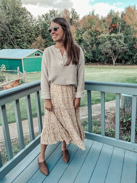 Spring Neutral Cotton Skirt, Fall Beige Flowy Maxi Skirt, Beige Relaxed Fit Feminine Maxi Skirt, Relaxed Neutral Maxi Skirt, Fall Casual Beige Maxi Skirt, Modest Outfits Pants, Hot Outfit Ideas, Neutral Shirt, Spring Skirt Outfits