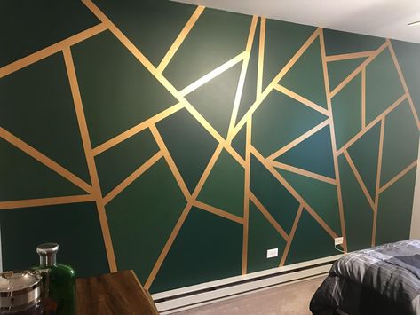 Wall Design With Tape Pattern, Wall Geometric, Gold Painted Walls, Geometric Bedroom, Designs Room, Geometric Wall Paint, Wall Paint Patterns, Drawing Designs, Creative Wall Decor