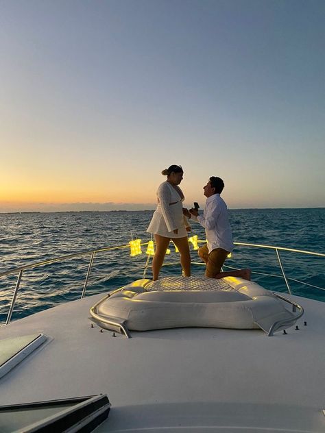 Proposal Boat, Yacht Proposal, Aesthetic Cities, Cute Proposal Ideas, Proposal Videos, Rich Couple, Proposal Pictures, Cruiser Boat, Dubai Holidays