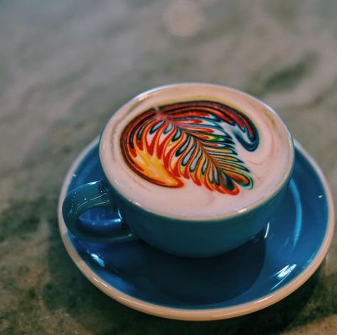 The magical new take on coffee art, rainbow coffee, was pioneered by Mason Salisbury (aka @ibrewcoffee on Instagram), a barista at Las Vegas coffee shop Sambalatte.  And now the UK is set to taste the caffeine rainbow – thanks to Costa. We set out to find out how to make it. Coffee Kisses, Nitro Coffee, Coffee Latte Art, Costa Coffee, Rainbow Coffee, Coffee Facts, Cappuccino Machine, Art Rainbow, Italian Coffee