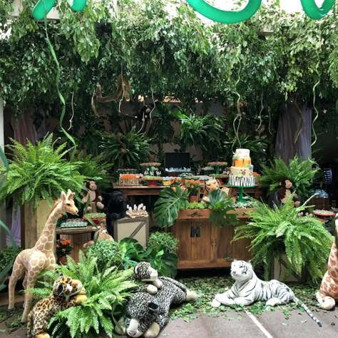 Jungle birthday party. How amazing! Pin now, read later Jungle Party Backdrop, Jungle Cruise Birthday, Jungle Cruise Birthday Party, Jungle Book Birthday Party Decorations, Adult Jungle Theme Party, Safari Themed Birthday Party Boys, Jumanji Party Ideas, Jungle Theme Photo Booth, Safari Themed Birthday Party Decoration