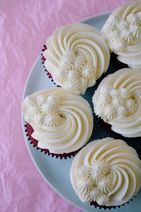 Red Velvet cupcakes with mascarpone buttercream! Red Velvet Cupcake Decoration, Decorating Red Velvet Cupcakes, How To Decorate Red Velvet Cupcakes, Red Velvet Cupcakes Design, Red Velvet Cupcake Design, Red Velvet Birthday Cupcakes, Red Velvet Cupcake Decorating Ideas, Red Velvet Cupcakes Decoration, Red And White Cupcakes