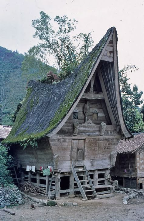 Interesting Architecture House, Casa Hobbit, Architecture Antique, Baba Jaga, Sheboygan Wisconsin, Forest Home, Medieval Houses, Unusual Homes, Traditional Houses