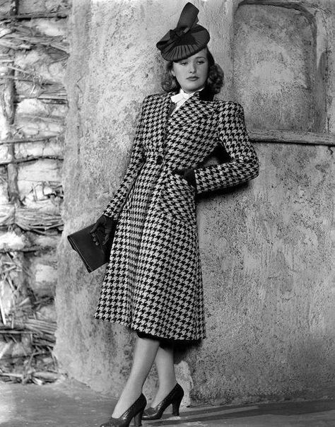 Priscilla Lane, 40s Mode, Forties Fashion, Mode Mantel, Fall Fashion Coats, Fashion 1940s, Houndstooth Coat, Look Retro, 40s Fashion