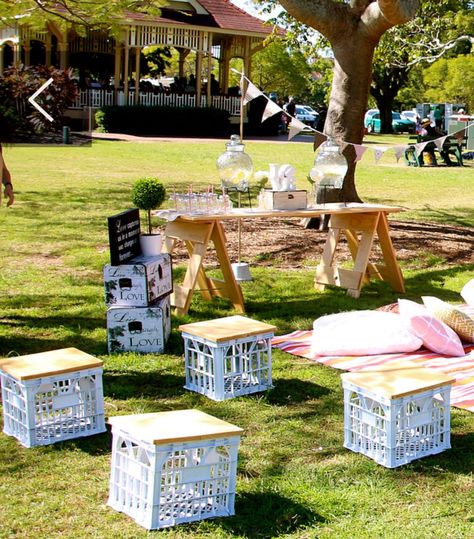 Love the way these milk crates are recycled!! 👍 Crate Wedding Decor, Milk Crate Bench, Milk Crates Diy, Crate Stools, Plastic Milk Crates, Crate Bench, Crate Seats, Beer Crate, Crate Table