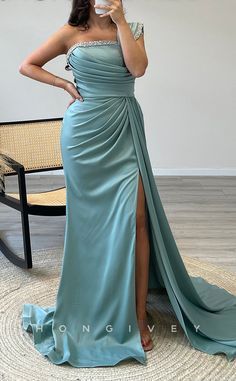 Gown Dress Design, Simple Prom Dress Long, Classic Prom Dress, Off Shoulder Wedding Dress, One Shoulder Prom Dress, Prom Dresses Simple, Dazzling Dress, Lace Gown Styles, Satin Homecoming Dress