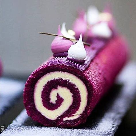 Roulade Cassis] sponge roll, cassis confit, vanilla cream, black currant ganache, & meringues. Swiss Roll Cake, Cake Roll Recipes, Beautiful Desserts, Swiss Roll, Fancy Desserts, Roll Cake, Black Currant, Köstliche Desserts, Plated Desserts