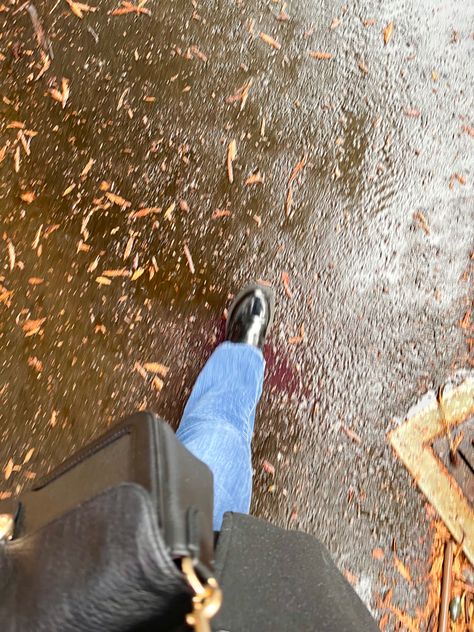 Rainy College Aesthetic, Rainy Walk Aesthetic, Rainy Day Pics, Rainy School Day, Walking Home From School Aesthetic, Campus Aesthetic, Walk To School, College Aesthetic, Rainy Weather