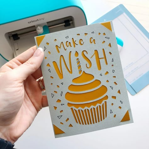 easy Cricut Joy birthday card Joy Cricut, Cricut Birthday Cards, Craft Cart, Cricut Birthday, Anniversaire Diy, Free Birthday Card, Joy Cards, Free Cricut, Card Svg